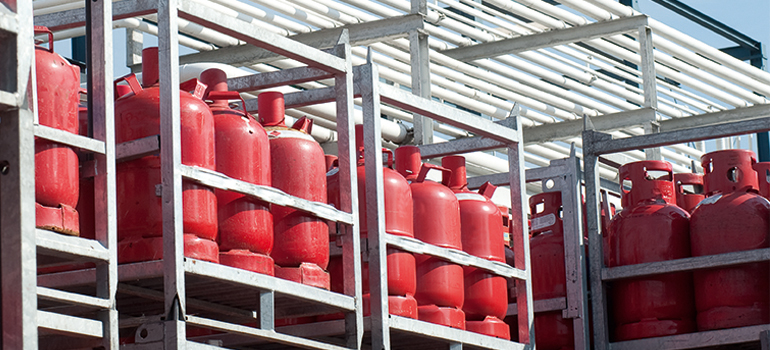 Lager von roten Gasflaschen mit Flüssiggas