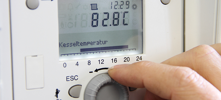 Temperaturregler an einem Flüssiggas-Brennwert-Kessel