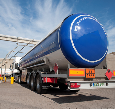 Blauer Tankkraftwagen für den Transport von Flüssiggas